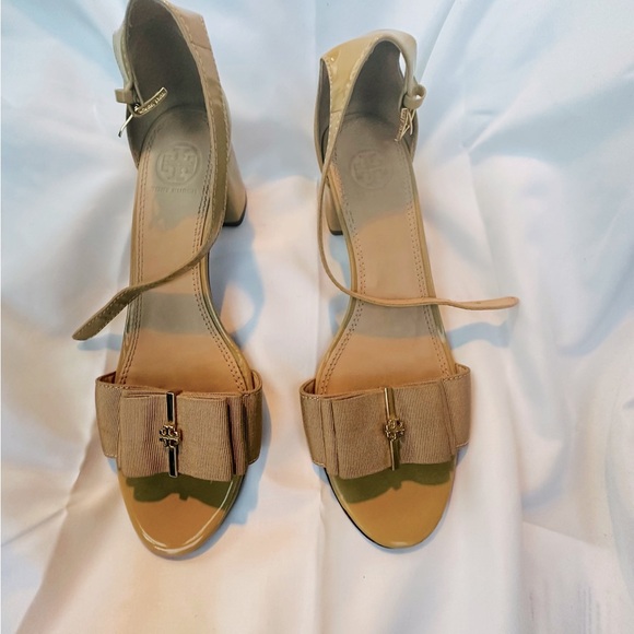 Tory Burch Trudy Nude Patent Bow Sandals - Picture 3 of 12